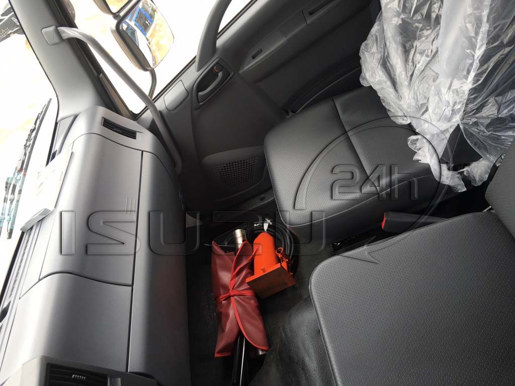 Ghế bên phụ trong cabin xe tải Isuzu 15t FVM 1500