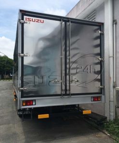 Phía sau thùng Xe tải Isuzu FRR 650 6t thùng kín inox dài 6m7