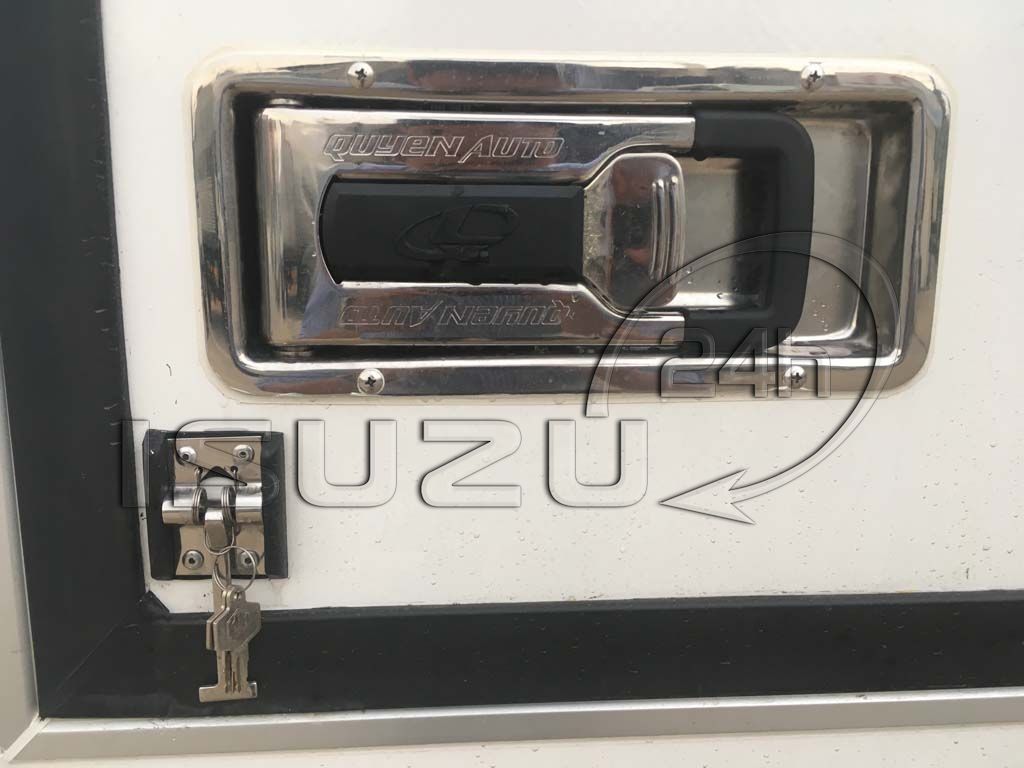 Khóa hộp âm thùng trên xe tải Isuzu 1t9 thùng đông lạnh Quyền Auto