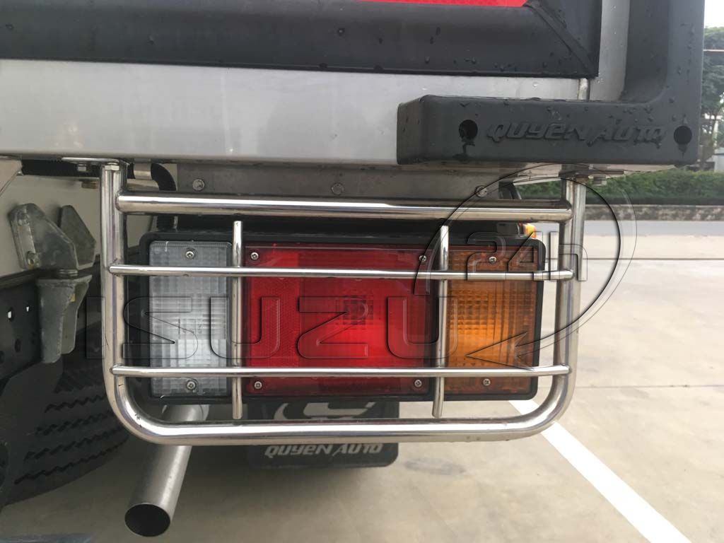 Khung inox bảo vệ đèn lái sau xe tải Isuzu 1t9 thùng đông lạnh Quyền Auto