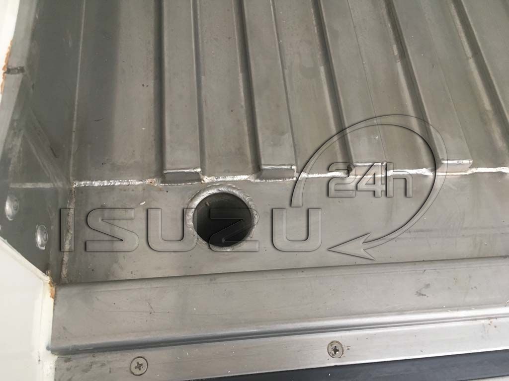 Sàn và rãnh thoát nước xe tải Isuzu 1t9 thùng đông lạnh Quyền Auto