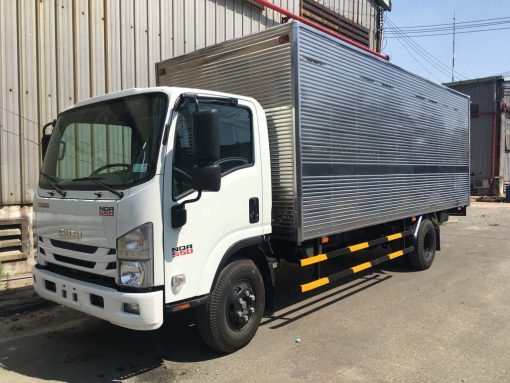 Xe tải Isuzu NQR 550 5 tấn thùng kín inox bửng nâng hạ hàng thủy lực