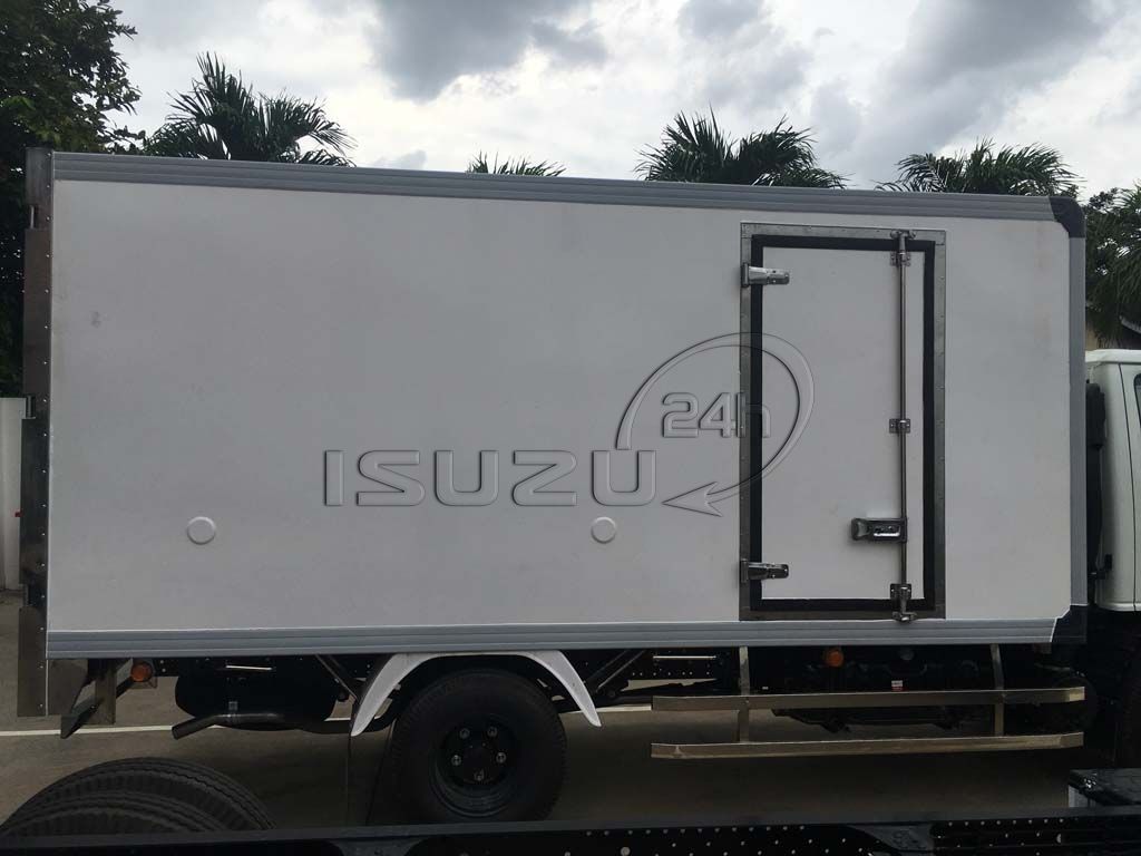 Xe tải Isuzu 1T9 QKR 270 thùng kín composite bảo ôn