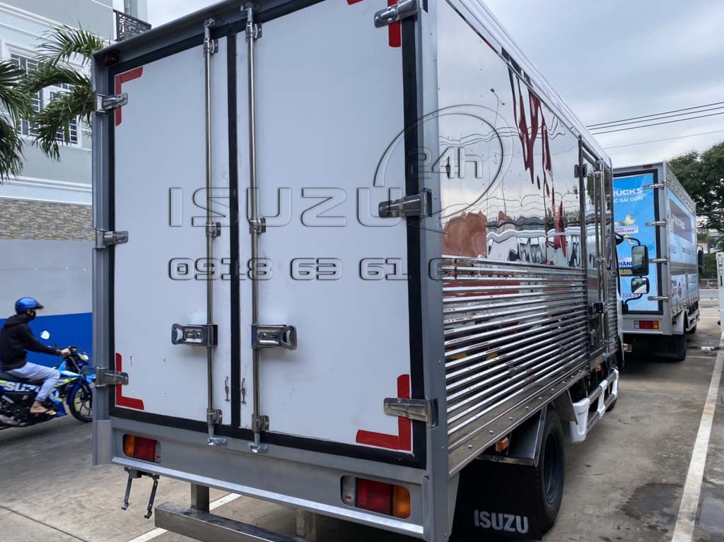 Xe tải Isuzu đầu vuông NMR310 1T99 NMR310 thùng kín inox 304