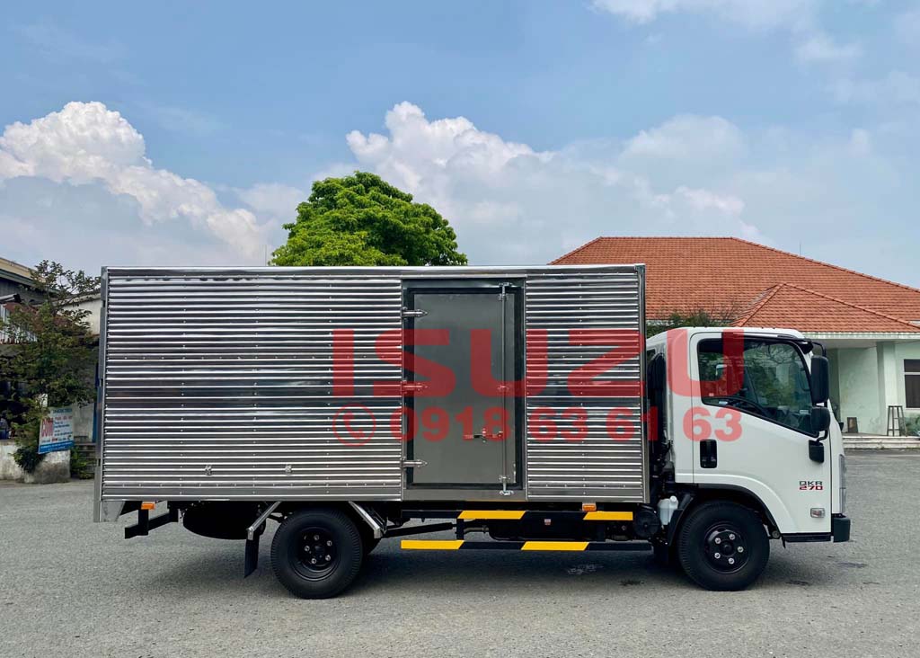 Xe tải Isuzu đầu vuông QKR 270 thùng kín inox 2t8