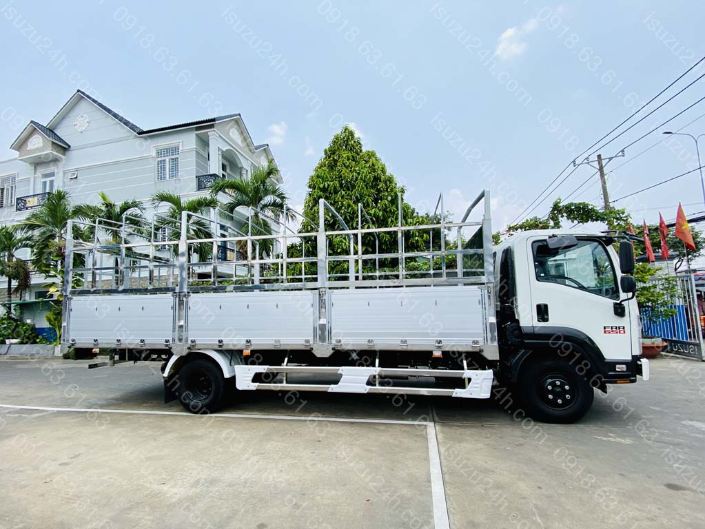 Bên hông thùng xe tải 6T5 Isuzu FRR650 thùng mui bạt bửng nhôm inox