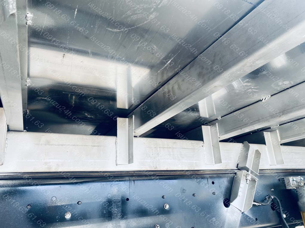 Đà ngang và đà dọc inox dập trên xe Isuzu FRR 650 thùng bửng nhôm inox