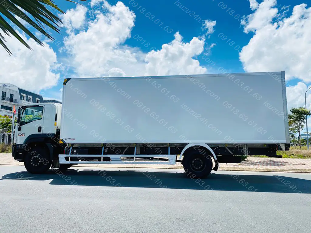 Cạnh hông xe tải Isuzu 8T FVR 900 thùng composite bảo ôn
