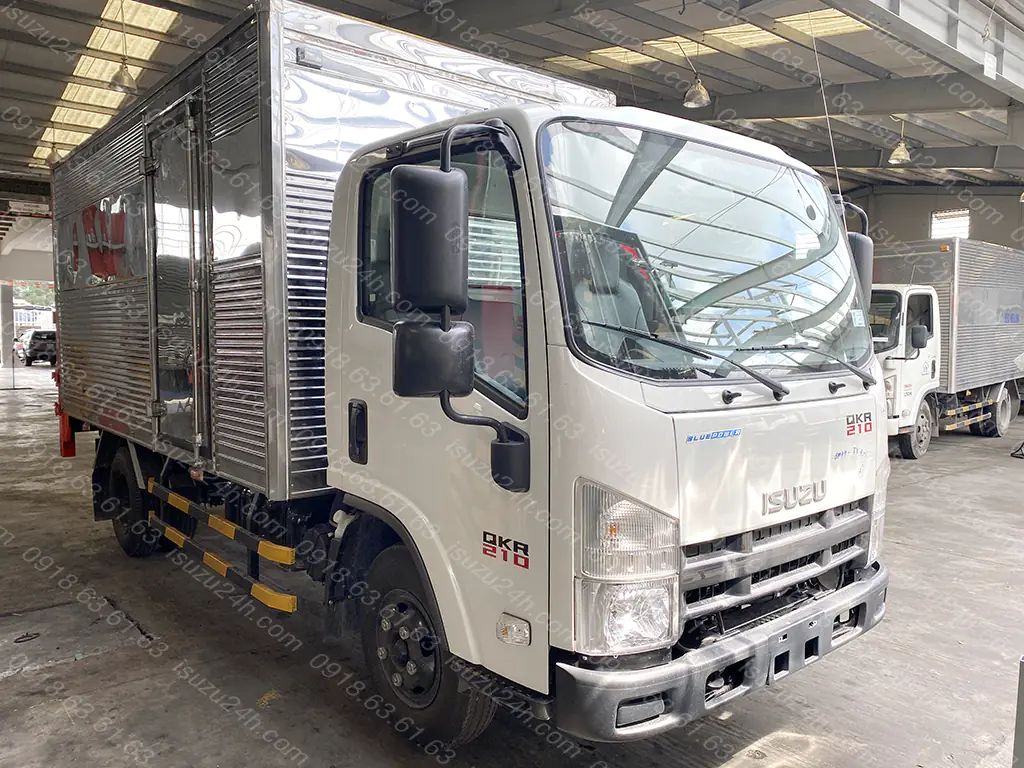 Xe tải Isuzu QKR 210 1T9 thùng kín inox gắn bửng nâng hạ hàng hoá