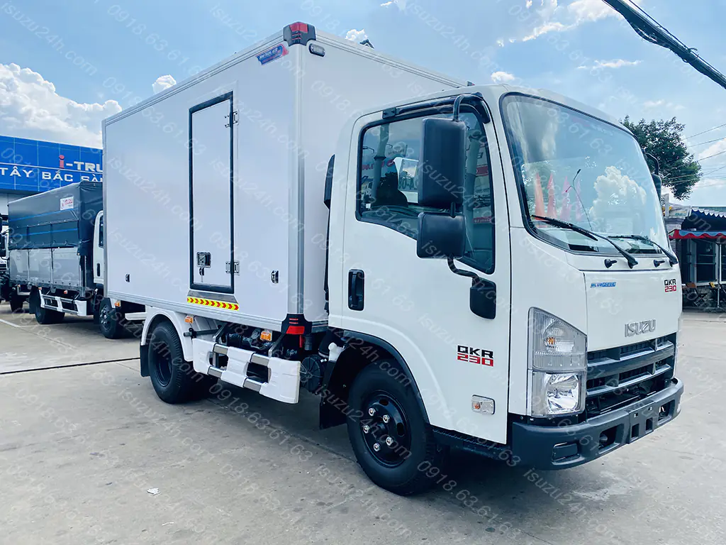 Xe tải Isuzu QKR 230 1T9 thùng kín bảo ôn composite