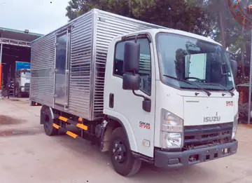 Xe tải Isuzu QKR 270 thùng kín 2T4 Euro 5