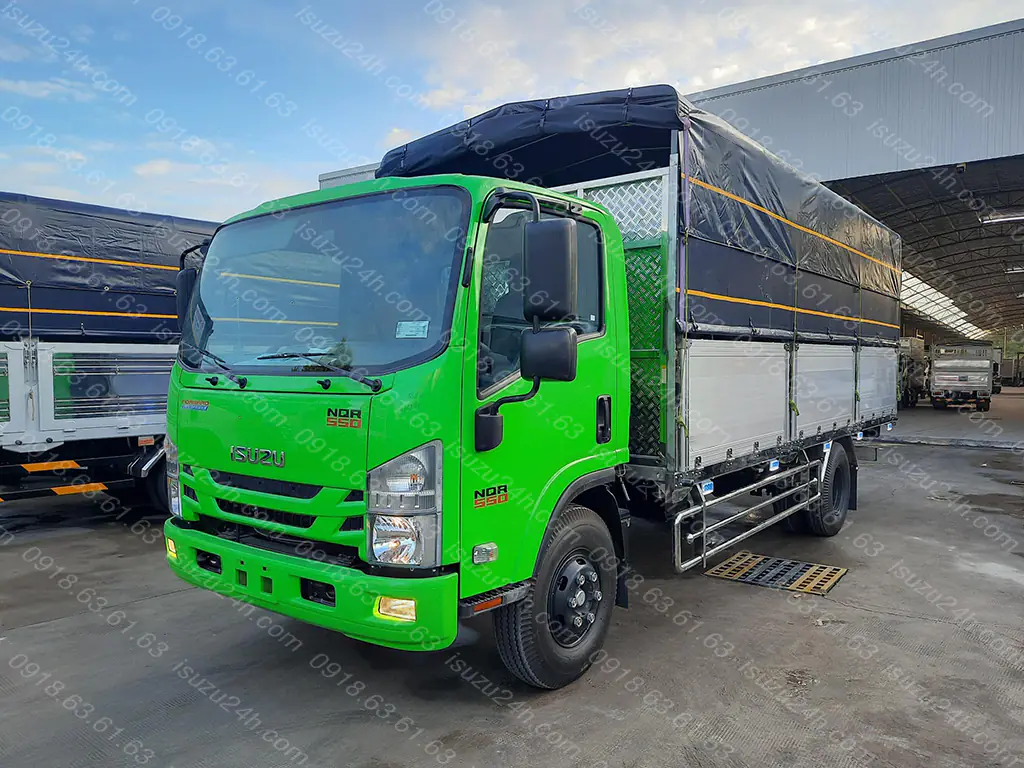 Xe tải Isuzu NQR550 thùng bạt bửng nhôm sơn đổi màu cabin xanh