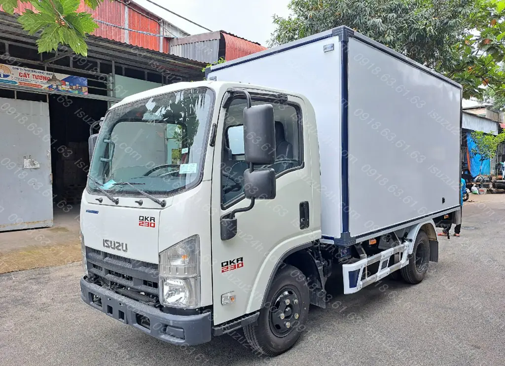 Xe tải Isuzu QKR 230 đầu vuông thùng kín composite